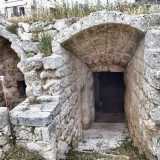 Torniamo quindi nell'atrio principale dove oltre ad avvistare un'altra grotta per cavalli... 